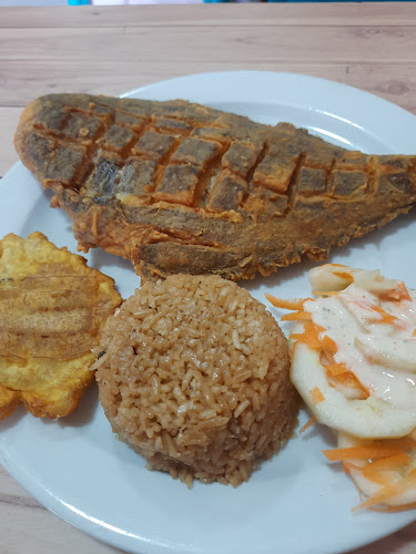 La Barca del Pacifico: Restaurante y Pescaderia