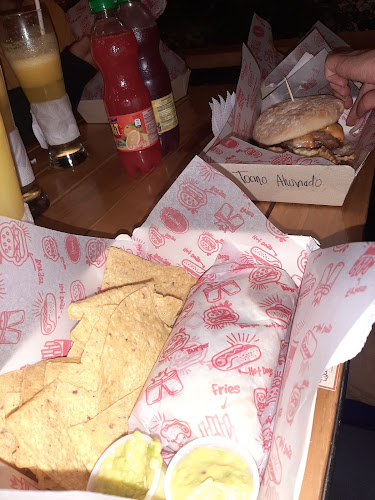 Opinii despre SUBTERRANEO " las mejores alitas del norte, hamburguesas, perros y papas" în Copacabana - Gastronomía y hostelería