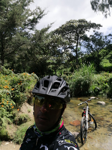 Opinii despre Velas Y Velones La Esperanza în Sonsón - Gastronomía y hostelería