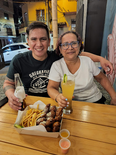 SUBTERRANEO " las mejores alitas del norte, hamburguesas, perros y papas" - Copacabana