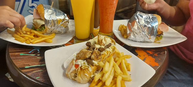 Chamos Burger, Restaurant y Pizzeria.