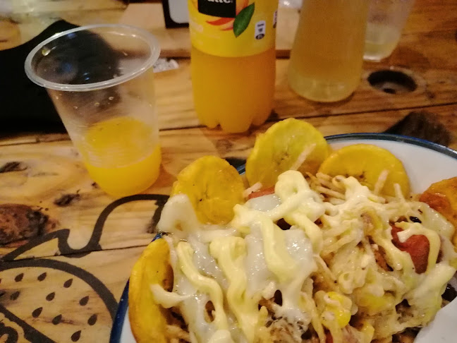 Alitas & Costillitas Black and White - Acacías